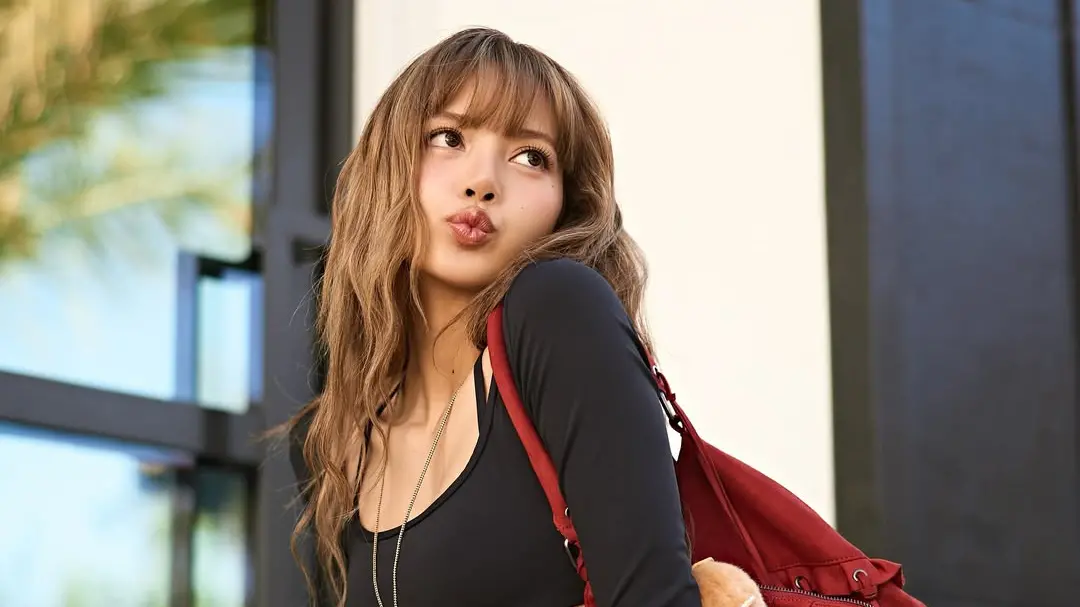 ▲Lisa近日在BLACKPINK世巡舞台上將Labubu「蛋雕（丟掉）」意外引發爭議，不過隨後有粉絲發現Lisa不僅比手勢示意「禁止投擲」外還進行口頭警告，讓不少粉絲及歌迷都大讚，因為過往就有過歌迷將藏有針孔攝影機的娃娃丟上台，Lisa此舉也被外界認為是保護自己跟隊友。（圖／翻攝自Lisa IG）