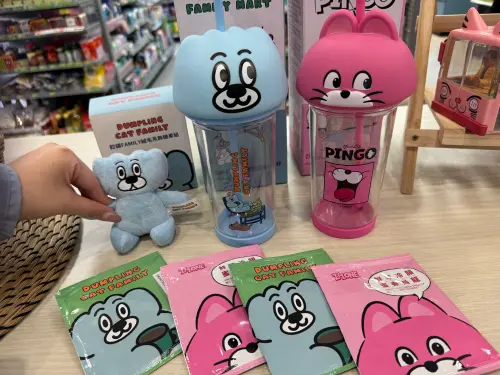 ▲全家與療癒插畫-餃貓FAMILY及人氣插畫ZIZONE粉紅貓合作，各推出一款超可愛的大頭吸管杯。（圖／記者鍾怡婷攝）
