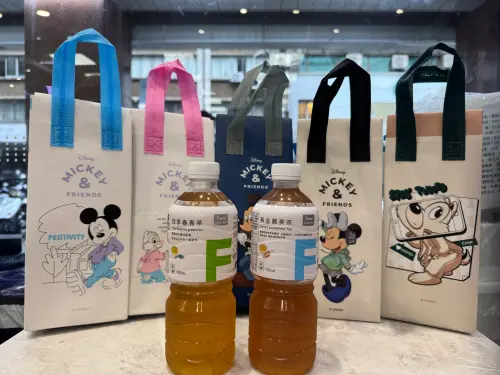 ▲▲全家20元以上飲冰品任4件，即可免費獲得迪士尼系列環保保冷袋乙個。（圖／記者鍾怡婷攝）