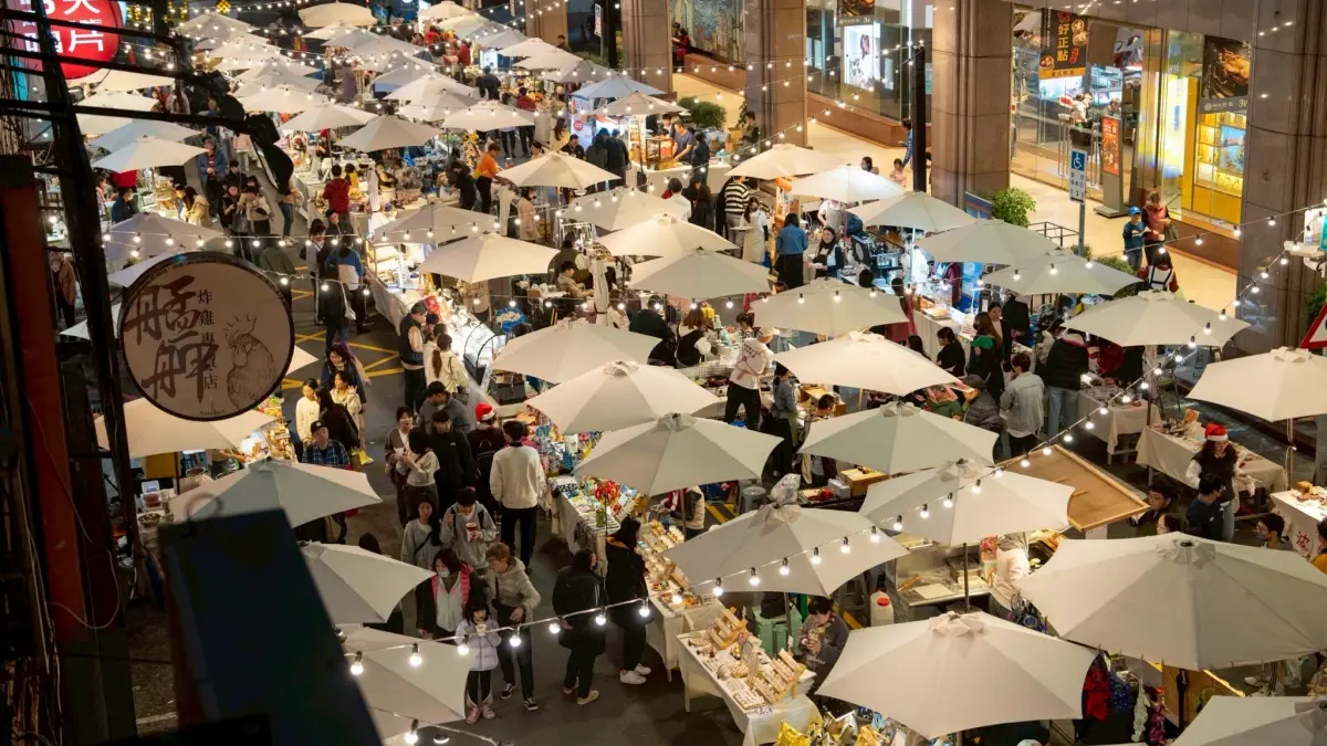 ▲《R8餐車市集 Food Truck Bazaar》將於7/12-7/13本週六日下午3點至晚間9點，在瘋潮廣場登場。（圖／翻攝畫面）