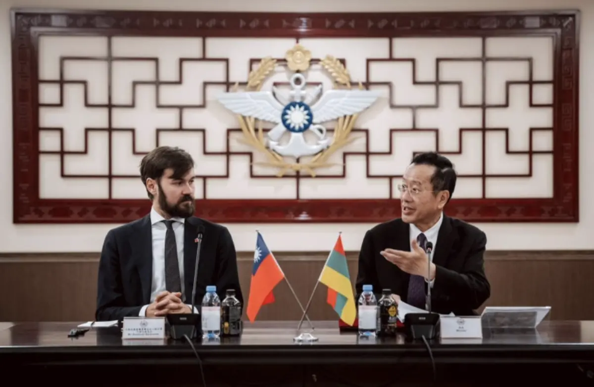 ▲國防部長顧立雄（右）接見立陶宛國會友台小組訪團，卻被發現立陶宛國旗被倒置。（圖／國防部提供）