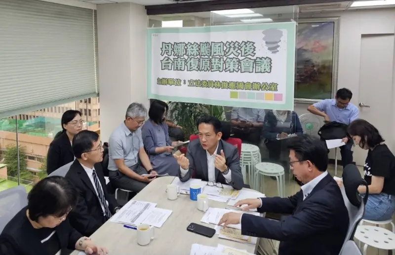 ▲林俊憲與郭國文等綠委爭取將雲嘉南納入災區，協助後續復工貸款申請。（圖／翻攝自林俊憲臉書）