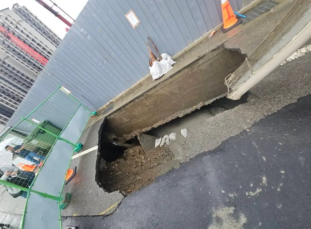 ▲颱風丹娜絲遠離台灣，但台灣仍有豪雨發生，苗栗頭份有建案疑似因為連日豪雨，發生地層下陷意外，驚見天坑。（圖／翻攝自苗栗縣議會副議長秘書曾瑞求臉書）