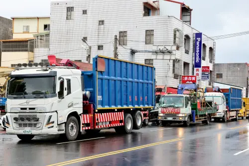 ▲ 高雄市救災團隊，即時馳援全力協助台南災後復原。（圖／南市府提供）