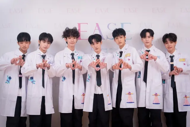 ▲F.F.O是選秀節目《原子少年2》的冠軍男團，在去年12月底出道後，人氣不斷上升，接下多個活動及代言，今（8）日出席香氛品牌代言記者會，讓原本夢想是調香師的鈞嘉（左3）意外圓夢。除此之外，現場成員也大爆私下相處模式，其中，彥旭（右3）竟爆小新（中）身上有寶寶香，讓他會不自覺的去聞。（圖／Ease香氛提供）