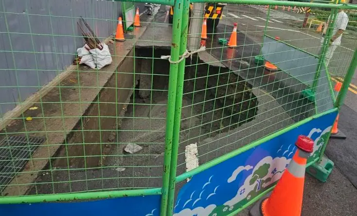 台中苗栗豪雨／沙鹿淹水路成河、苗栗建案驚見天坑！災情不斷更新