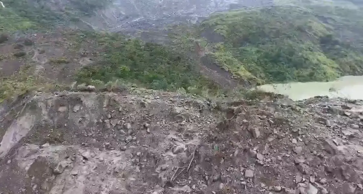 ▲古坑草嶺崛畓山一帶土石滑落，土石堆積清水溪河道，水利署第四河川分署研判該堰塞湖屬立即危險等級。（圖／讀者提供，2025.07.09）