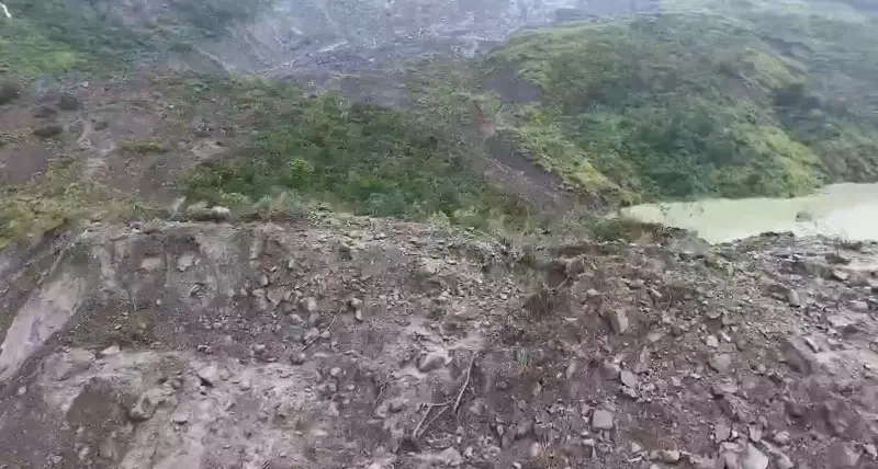 ▲古坑草嶺崛畓山一帶土石滑落，土石堆積清水溪河道，水利署第四河川分署研判該堰塞湖屬立即危險等級。（圖／讀者提供，2025.07.09）
