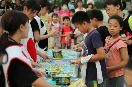 2025新北兒藝節「怪獸卡牌」全新登場,讓孩子在蒐集中探索藝術,也從每張卡牌中認識世界的多元文化。 ▲2025新北兒藝節「怪獸卡牌」全新登場,讓孩子在蒐集中探索藝術,也從每張卡牌中認識世界的多元文化。