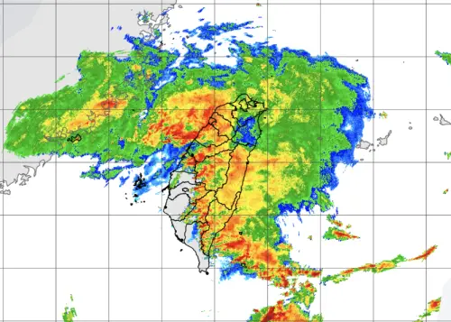 對流持續發展,氣象署發布「豪雨特報」,並準備啟動「較大規模或較劇烈豪雨加強作業」。(圖/中央氣象署) ▲對流持續發展,氣象署發布「豪雨特報」,並準備啟動「較大規模或較劇烈豪雨加強作業」。(圖/中央氣象署)