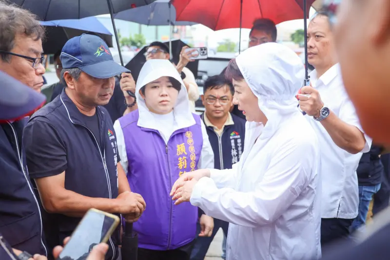 ▲中市海線強降雨致多處積水，市府即啟動三級災害應變中心，市長盧秀燕親赴勘災(圖／市政府提供2025.7.9)