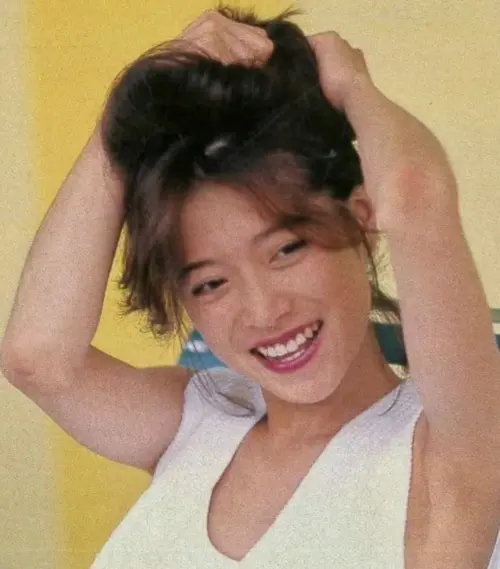 ▲中森明菜憑《ミ‧アモーレ》創下最年輕得獎紀錄，影響力延伸至整個亞洲樂壇。（圖／@akinan_0fficialfan IG）