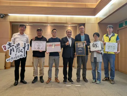 新北市青農李建緯(右3)、吳柏諺(左3)2人合作製作「醲琴酒-包種茶」獲世界競賽一金二銀佳 ▲新北市青農李建緯(右3)、吳柏諺(左3)2人合作製作「醲琴酒-包種茶」獲世界競賽一金二銀佳