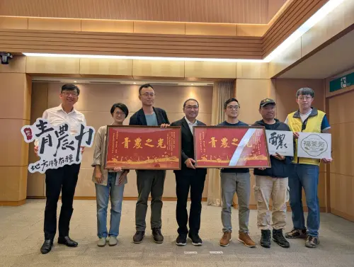 新北市青農李建緯(左3)、吳柏諺(右3)今日於市政會議中與市長侯友宜(左4)分享榮耀 ▲新北市青農李建緯(左3)、吳柏諺(右3)今日於市政會議中與市長侯友宜(左4)分享榮耀