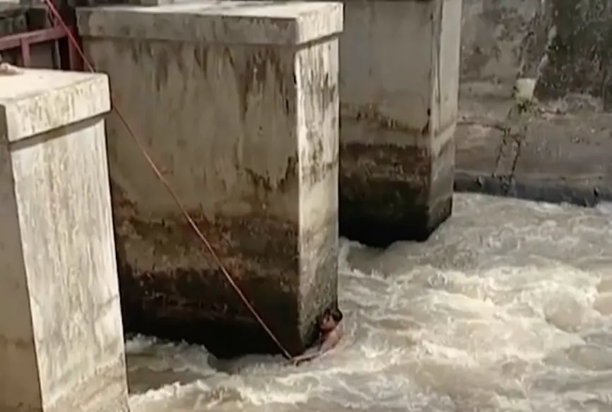 ▲泰國一名8歲男童跳入河中戲水，差點送命。（圖／翻攝自影片）