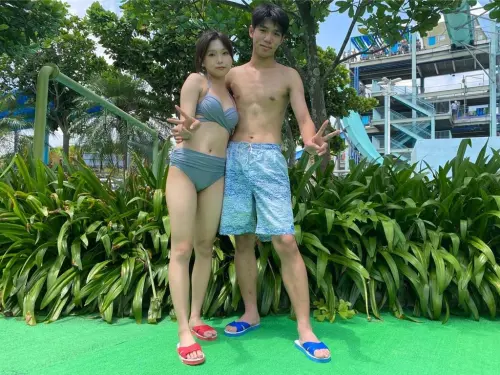 ▲身形偏瘦的民眾也可穿著藍白拖，同樣能有優惠入園價格。（圖／六福村）