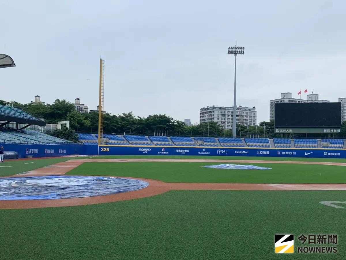 ▲新莊球場富邦悍將交手味全龍之賽事，受到雨勢影響，確定延賽。（圖／記者陳柏翰攝）