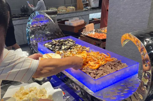 貴族世家板橋板新旗艦店菜色包含海鮮冷盤區,必吃菜色有新鮮白蝦、淡菜等。(圖/貴族世家提供) ▲貴族世家板橋板新旗艦店菜色包含海鮮冷盤區,必吃菜色有新鮮白蝦、淡菜等。(圖/貴族世家提供)