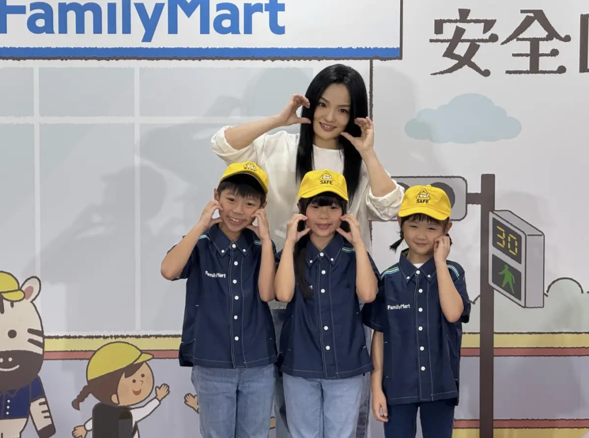 ▲徐佳瑩（後）與可愛的小朋友一起合作，呼籲社會大眾募捐參與交通安全教育公益計畫，身為兩個孩子的媽，她則承認自己在育兒時的耐心「不好說」，視個人狀態會不一樣，也笑言兒子今年暑假只放一個禮拜，直呼：「好哩加在。」（圖／記者蘇詠智攝）
