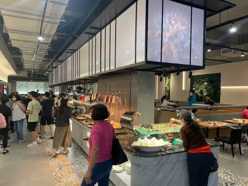 ▲貴族世家板橋板新旗艦店單純選擇單享自助沙拉吧（無牛排），每人更是只要380元。（圖／貴族世家提供）