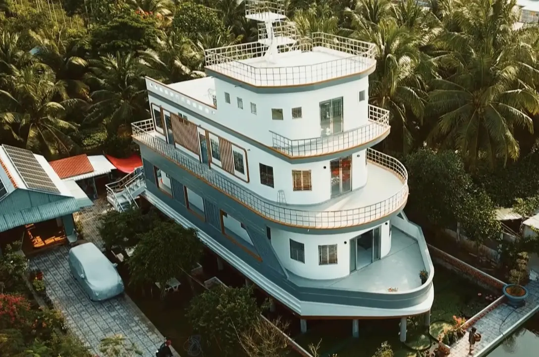 ▲越南出現一棟三層樓豪宅，外觀酷似一艘擱淺在岸邊的白色豪華遊艇。（圖／翻攝自影片）
