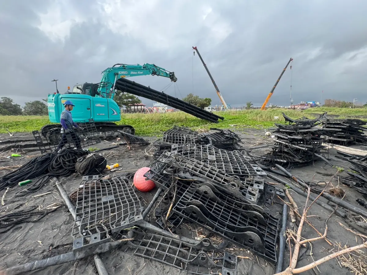 ▲旭東環保未在限期48小時內完成清除作業，已依規定裁罰，並停止其使用該海域最長三個月。（圖／屏東縣府提供）