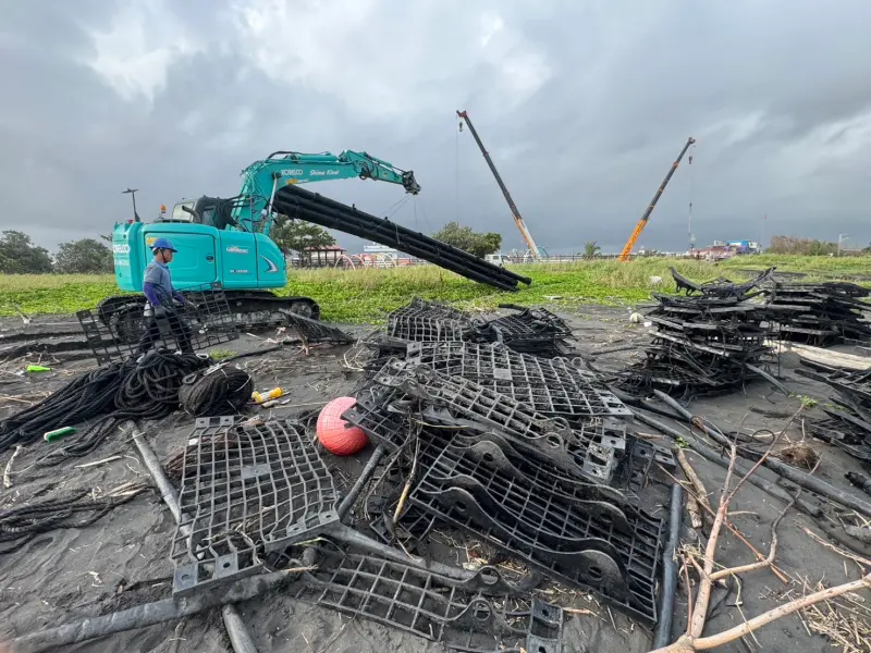 ▲旭東環保未在限期48小時內完成清除作業，已依規定裁罰，並停止其使用該海域最長三個月。（圖／屏東縣府提供）