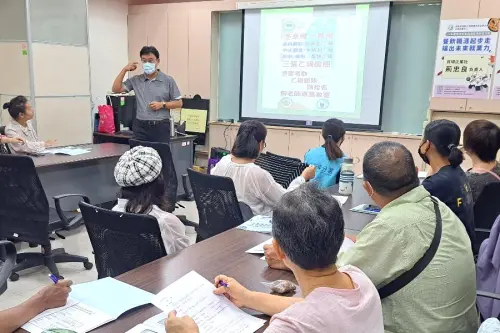 ▲勞動力發展署高屏澎東分署舉辦餐飲業就業促進研習活動,餐飲專業技術講師荊忠良(站立者)上課的情形。(圖/勞動部高屏澎東分署提供) ▲勞動力發展署高屏澎東分署舉辦餐飲業就業促進研習活動,餐飲專業技術講師荊忠良(站立者)上課的情形。(圖/勞動部高屏澎東分署提供)