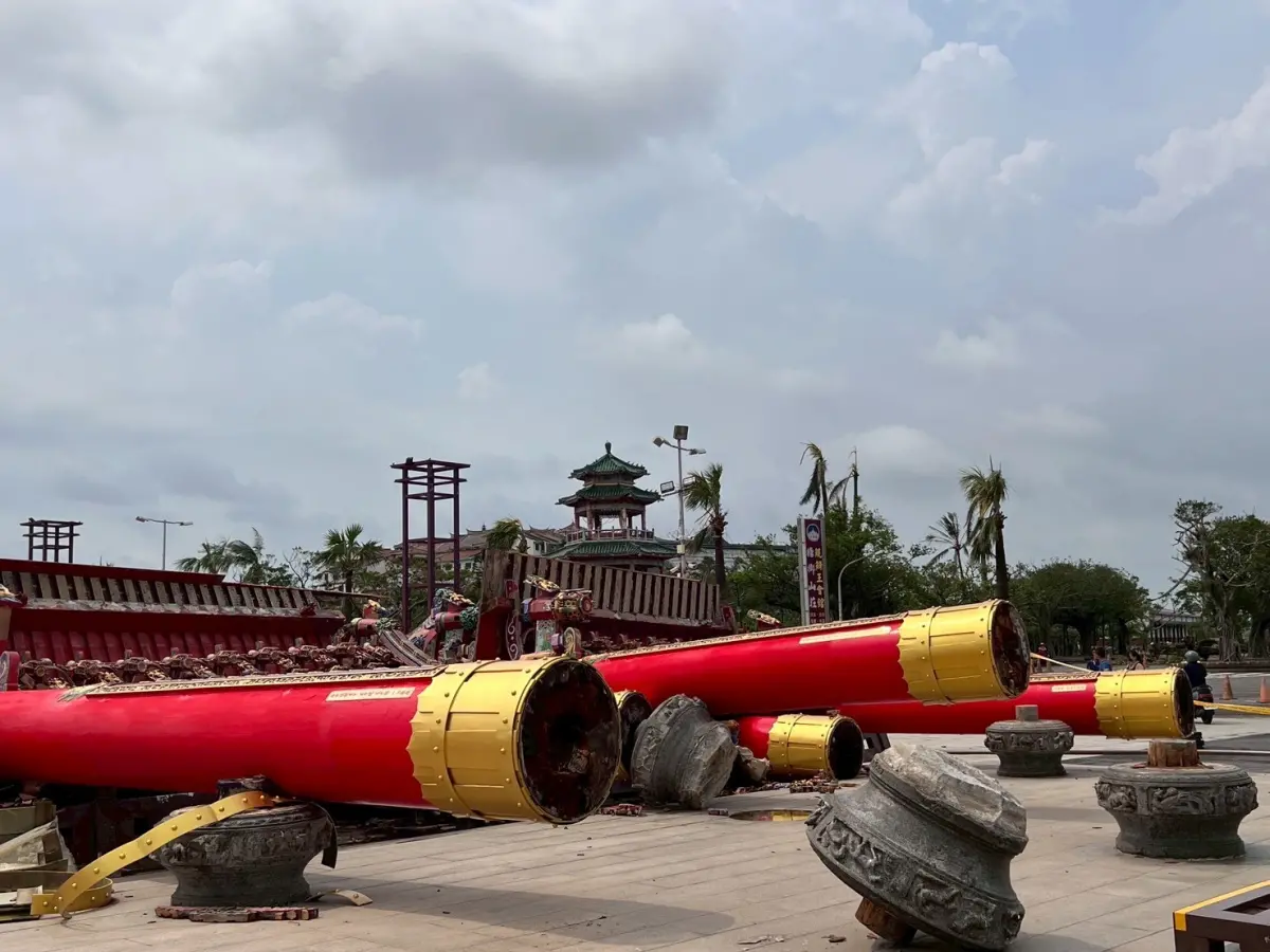 ▲台南市沿海北門區南鯤鯓代天府，門口用12根千年台灣檜木打造的牌樓，也不敵歷史級的風雨應聲倒下。（圖／楊登嵙提供）