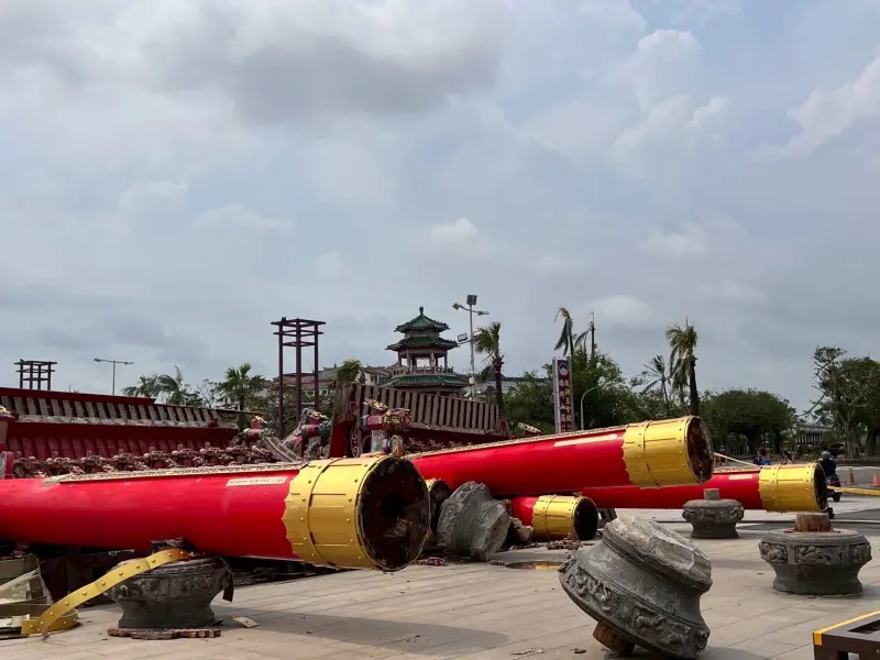 ▲台南市沿海北門區南鯤鯓代天府，門口用12根千年台灣檜木打造的牌樓，也不敵歷史級的風雨應聲倒下。（圖／楊登嵙提供）