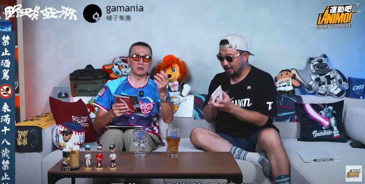 ▲《野球乾一杯》最新第258集節目，邀請知名主播「團長」蔡明里與主持人阿強一起閒聊中職明星賽往事，蔡明里還特別準備了33年前、也就是明星賽3年的名冊來回顧，結果意外發現中信兄弟前身兄弟象，從職棒3年就開始「霸榜」明星賽。（圖／擷取自野球乾一杯）