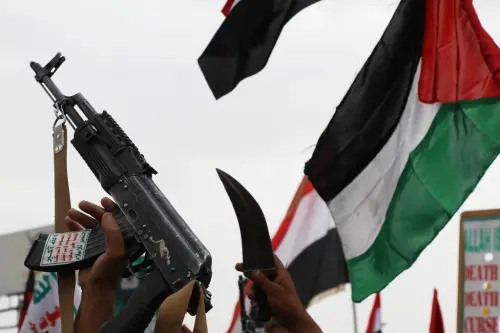 ▲葉門叛軍在2025年首度向通行紅海的船隻發動襲擊，正值中東敏感時刻之際。圖為葉門民眾手舉武器聲援巴勒斯坦人。（圖／美聯社／達志影像）