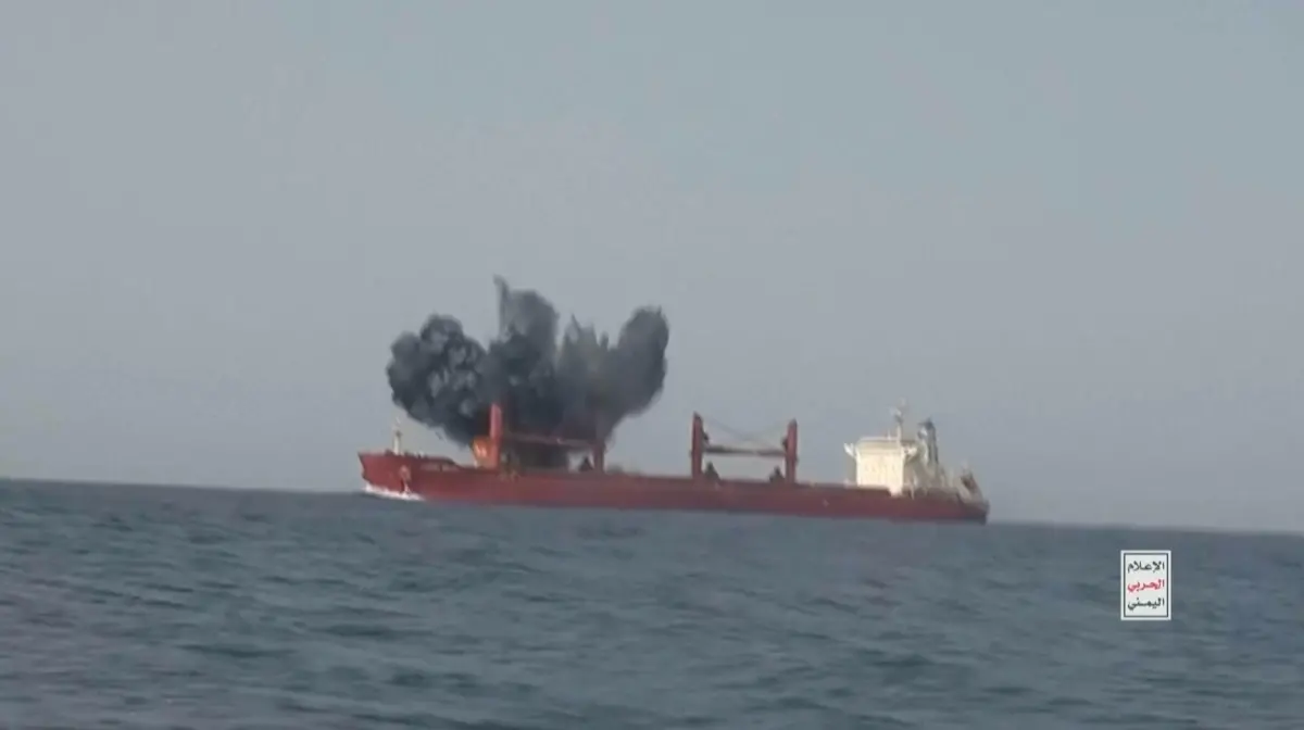 ▲葉門叛軍「青年運動」（Houthi）上週日在紅海水道襲擊商船，並將船直接炸沉。本週又襲擊了另一艘商船，且這次更造成3名船員死亡。（圖／翻攝自美聯社影片截圖）