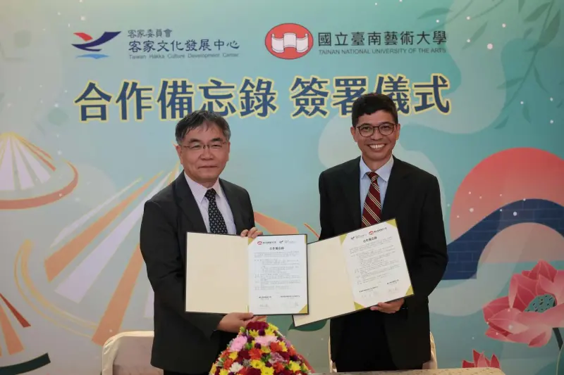 ▲邱上嘉校長(左)、何金樑主任(右)攜手推動客家文化與博物館學合作新契機，簽署合作備忘錄。（圖／客委會）