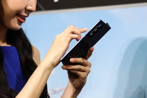 ▲傳聞蘋果摺疊機有可能會採用「書本式內折」，類似三星Galaxy Z Fold。（圖／記者朱永強攝）