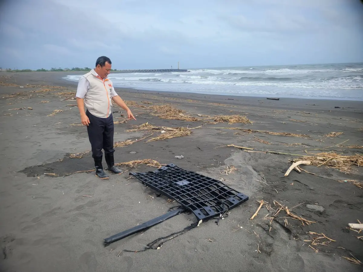 ▲丹娜絲颱風離台，屏東佳冬鄉海灘上出現大批光電板框架，今（9）日屏縣府表示，業者沒有在縣府限期48小時內清除完畢，將依法裁罰及停止旭東公司使用該海域三個月。（圖／屏東縣政府提供）
