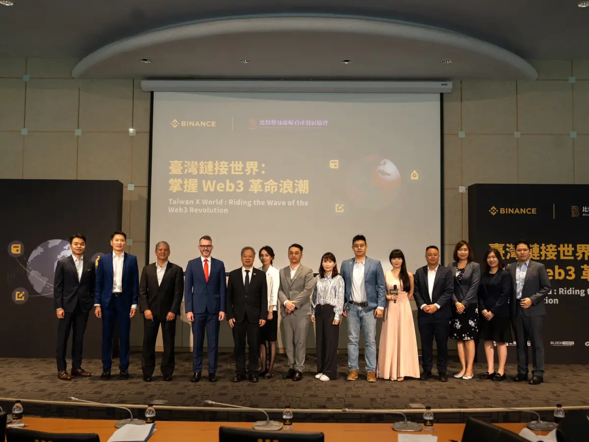 ▲全球最大加密貨幣交易所幣安執行長鄧偉政（左二）與產官學界一同出席峰會論壇，探討虛擬貨幣市場趨勢。（圖╱幣安提供）