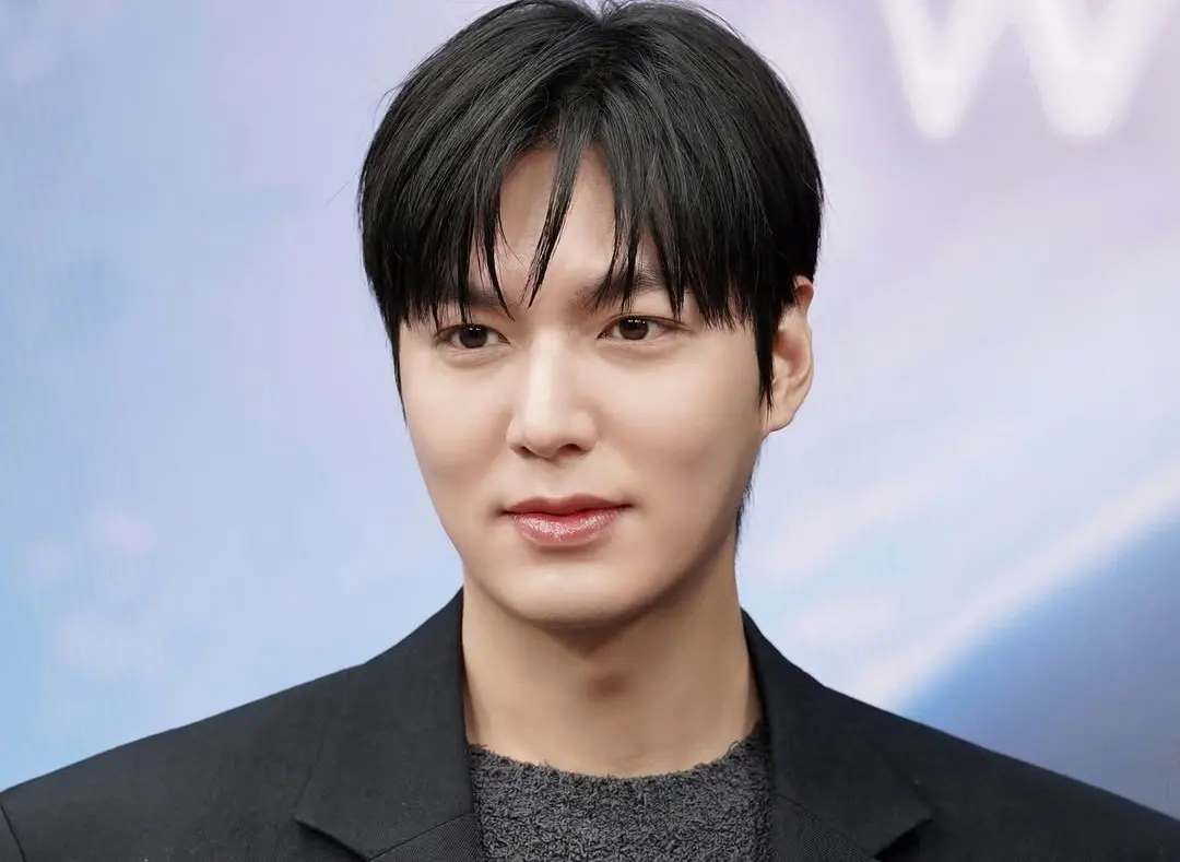 ▲李敏鎬（如圖）出道多年，傳出過多次緋聞，歷任緋聞女友還都是女神，但他只認愛過兩次，第一位是因《城市獵人》結緣的朴敏英，不過兩人戀情只維持短短半年就結束。另一位則是秀智，但在當兵時傳出分手，一度還被網友猜測是遭到兵變。（圖／MYM娛樂IG）