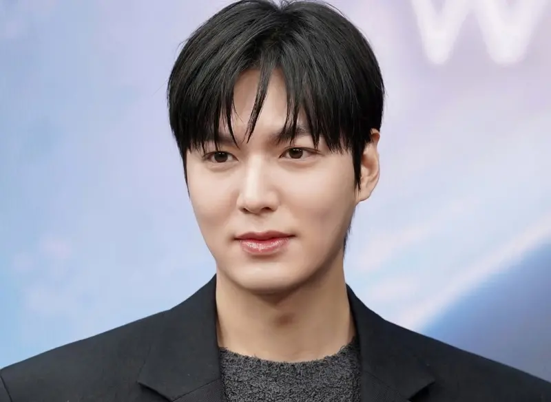 ▲李敏鎬（如圖）出道多年，傳出過多次緋聞，歷任緋聞女友還都是女神，但他只認愛過兩次，第一位是因《城市獵人》結緣的朴敏英，不過兩人戀情只維持短短半年就結束。另一位則是秀智，但在當兵時傳出分手，一度還被網友猜測是遭到兵變。（圖／MYM娛樂IG）