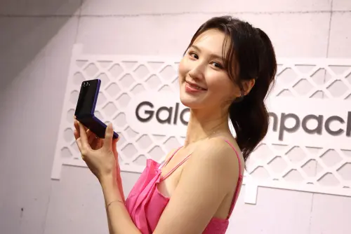 三星Galaxy Z Flip7小摺疊。(圖/記者朱永強攝) ▲三星Galaxy Z Flip7小摺疊。(圖/記者朱永強攝)