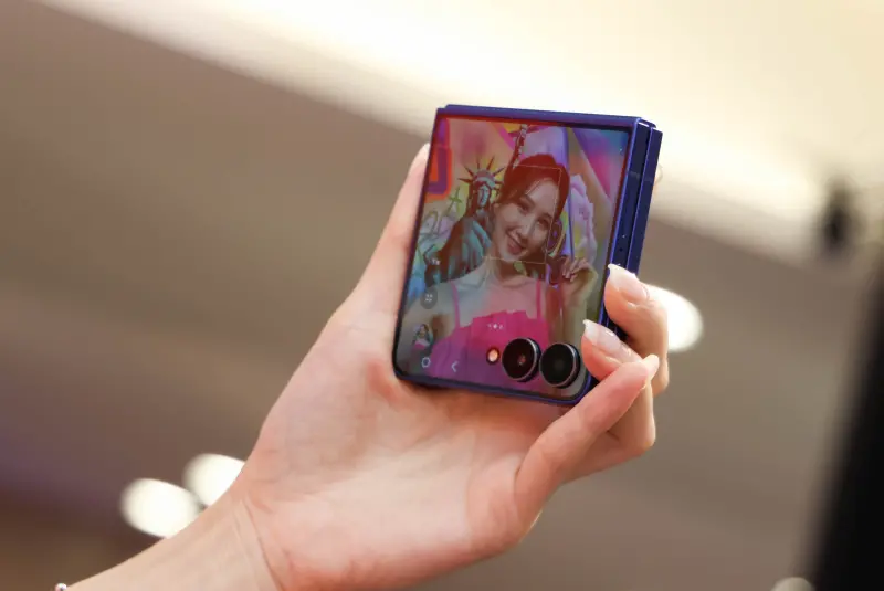 ▲三星Galaxy Z  Flip7小摺疊，在封面螢幕上改為滿版設計，搭配極窄邊框，大幅提高螢幕佔比。（圖／記者朱永強攝）