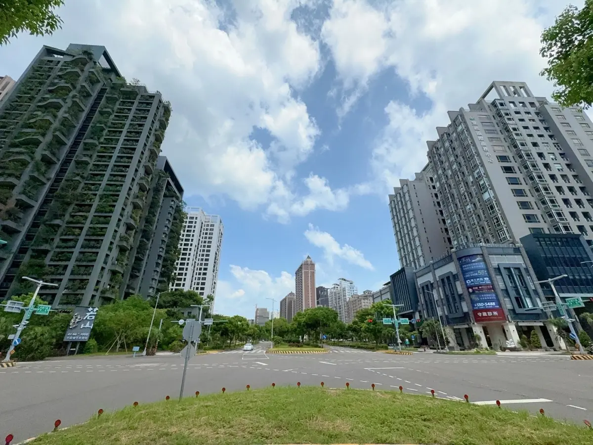 ▲新竹高鐵週邊作為竹北指標房市熱區，受到信用管制及關稅影響，去化速度趨緩。（圖／信義房屋提供）