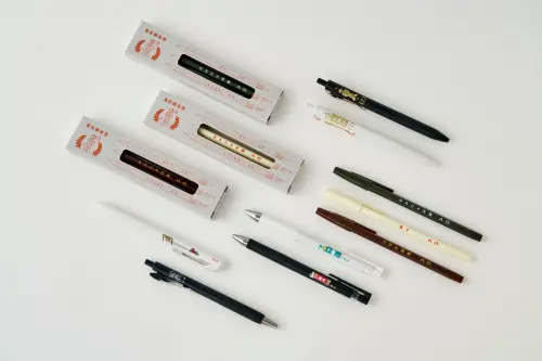 unpis聯名多款筆類品牌,如:SKB、PILOT Juice Up超級果汁筆及Pentel Calme靜暮輕油筆等。(圖/誠品提供) ▲unpis聯名多款筆類品牌,如:SKB、PILOT Juice Up超級果汁筆及Pentel Calme靜暮輕油筆等。(圖/誠品提供)