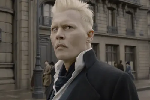 ▲強尼戴普在《怪獸》系列扮演邪惡的巫師葛林戴華德,就算是不討喜的人物,電影公司也不想讓他主演,決定換角。(圖/摘自IMDb) ▲強尼戴普在《怪獸》系列扮演邪惡的巫師葛林戴華德,就算是不討喜的人物,電影公司也不想讓他主演,決定換角。(圖/摘自IMDb)