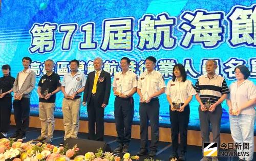 ▲台灣港務公司董事長李賢義(左5)頒獎表揚模範航港從業人員,以資鼓勵。(圖/記者黃守作攝,2025.07.08) ▲台灣港務公司董事長李賢義(左5)頒獎表揚模範航港從業人員,以資鼓勵。(圖/記者黃守作攝,2025.07.08)