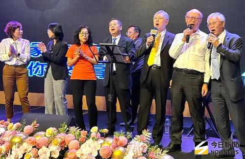 ▲高雄區第71屆航海節慶祝大會,在台灣港務公司董事長李賢義(右3)、總經理王錦榮(左4)、高雄港務分公司總經理王派峰(右2)等人高歌歡唱下,為整個活動劃下完美句點。(圖/記者黃守作攝,2025.07.08) ▲高雄區第71屆航海節慶祝大會,在台灣港務公司董事長李賢義(右3)、總經理王錦榮(左4)、高雄港務分公司總經理王派峰(右2)等人高歌歡唱下,為整個活動劃下完美句點。(圖/記者黃守作攝,2025.07.08)