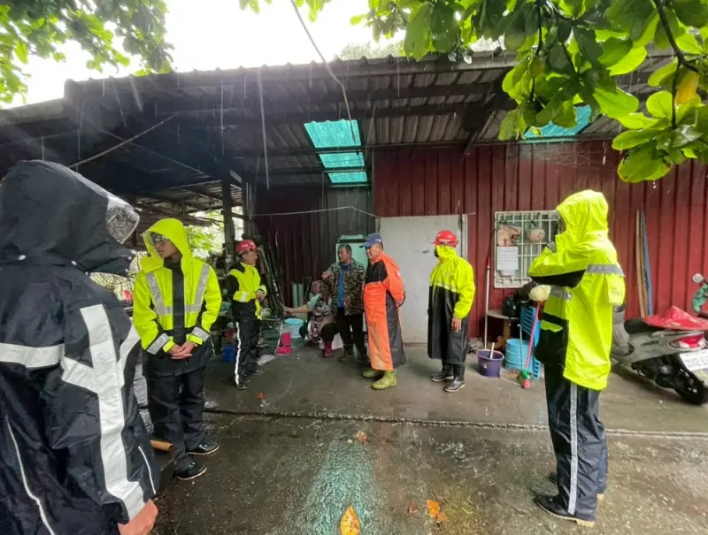 ▲因應土石流風險升高，高雄市政府針對高風險區啟動撤離行動，目前已緊急疏散750人。（圖／翻攝畫面）