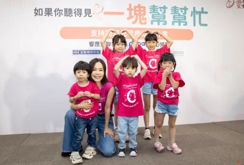 ▲彭佳慧(左二)和聽損兒互動,溫馨逗趣。(圖/全聯福利中心提供) ▲彭佳慧(左二)和聽損兒互動,溫馨逗趣。(圖/全聯福利中心提供)