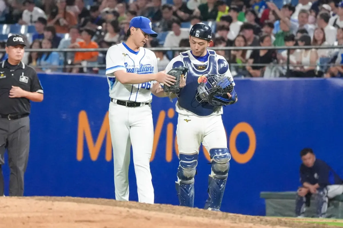 ▲富邦悍將李東洺（左）與戴培峰（右）昨日在第5局後因投出保送喊出暫停，李東洺透露，戴培峰希望他「慢」一點。（圖／富邦悍將提供）