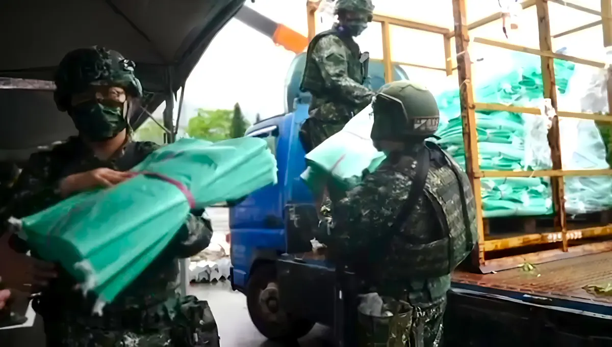 ▲第四作戰區自強41號演習啟動徵用作業，官兵將接收完成的物資搬上運輸車。（圖／第四作戰區提供）